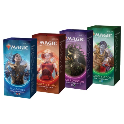 Quatro caixas de baralhos Magic The Gathering de várias cores alinhadas