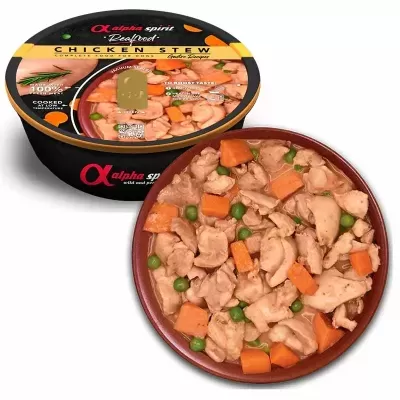 Prato de guisado de frango e embalagem preta redonda de ração