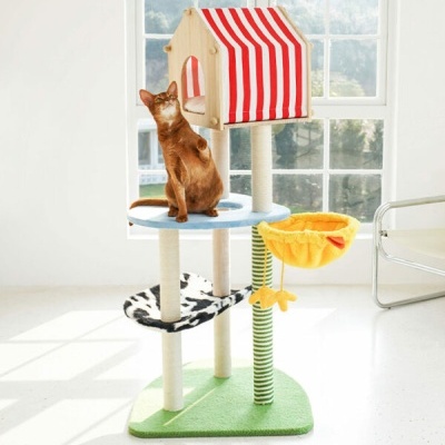 Arranhador para gatos multi-nível com casinha vermelha e branca e gato castanho sentado.