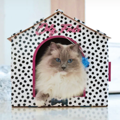 Casa de gato padrão branco com bolinhas pretas e texto Only Fresh