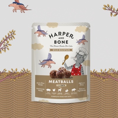 Embalagem de comida para gatos Harper and Bone Meatballs Wild Mountain com gato cozinheiro e pássaros voando