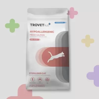 Saco branco de comida para gato TROVET PLUS hypoallergenic de salmão fresco para gatos esterilizados.
