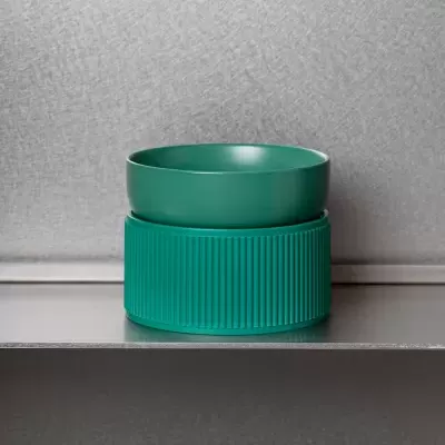 Conjunto de dois recipientes verdes empilhados com textura canelada em recipiente inferior