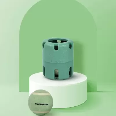 Dispensador verde e bola de ténis verde clara com texto ONLYFRESH.COM sobre suporte branco