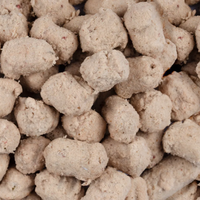 Aglomerados de grânulos de cor bege claro com textura rugosa