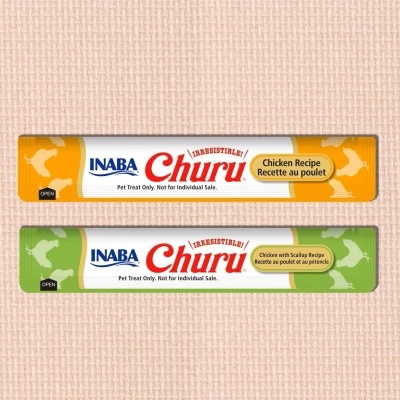 Dois pacotes de petiscos para animais INABA Churu em fundo bege texturado