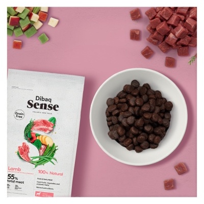 Comida para cão Dibaq Sense em saco branco com tigela de comida seca e ingredientes ao redor