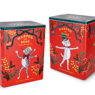 Recipientes metálicos vermelhos com ilustrações de gato e cão e texto Harper And Bone