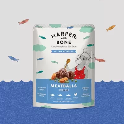 Embalagem de comida húmida para cães Harper and Bone Meatballs com ilustração de cão cozinheiro