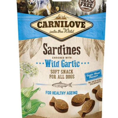 Embalagem de snack para cães CARNILOVE sabor sardinhas com alho selvagem, embalagem azul e bege com imagem de lobo e snacks em formato de sardinha