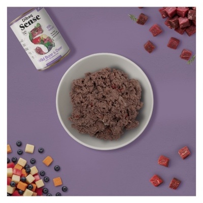 Lata de comida húmida para animais Dibaq Sense Wild Boar & Deer com arandos sobre fundo lilás