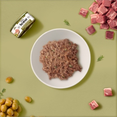 Comida para animais Diba Sense Iberian Pork com patê num prato branco, pedaços de carne, azeitonas verdes e alecrim