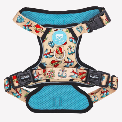 Peitoral para cão estampado náutico creme azul vermelho com fechos pretos e acolchoado azul.