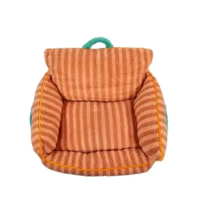 Cama almofadada para animais de estimação em tecido laranja riscado com detalhes verdes.