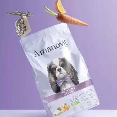 Pacote branco de ração para cães Amanova Mature Mini Fish Recipe com imagem de cão e cenoura com rodela de laranja