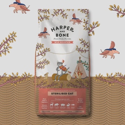 Embalagem de comida para gatos Harper and Bone Wild Mountain com ilustração colorida e texto