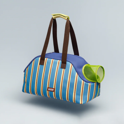 Bolsa de transporte riscada azul com alças castanhas e rede verde