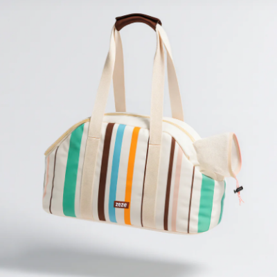 Mala desportiva riscada com alças beigues e etiqueta ZEZE