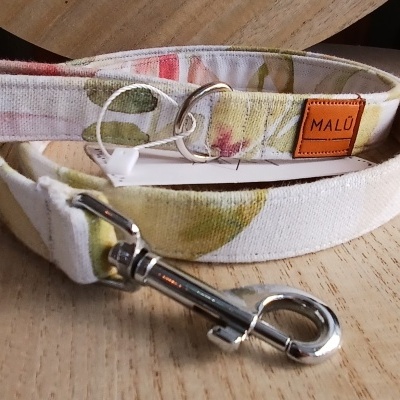 Trela para animais com padrão floral e etiqueta MALÚ