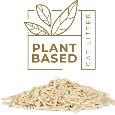 Pellets castanhos claros para areia de gato à frente de logótipo com folhas e texto PLANT BASED CAT LITTER.