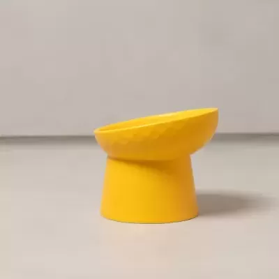 Recipiente de cerâmica amarelo com base cónica e parte superior inclinada