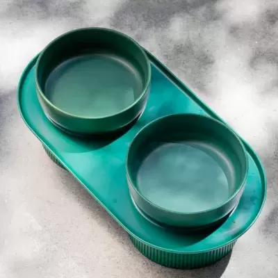Conjunto de tigelas verdes sobre base retangular verde