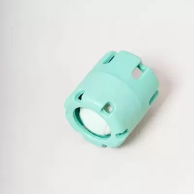 Dispositivo cilíndrico verde-água com esfera branca interior