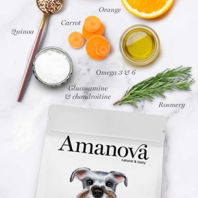Pacote de ração para cães Amanova com ingredientes naturais ao redor sobre mármore branco