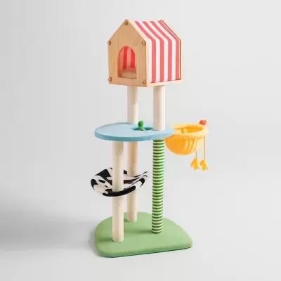 Arranhador para gatos com casa de madeira e tecto riscado vermelho e branco