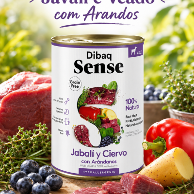 Lata de comida para cães Dibaq Sense com sabor javali e veado com arandos sobre mesa de madeira com ingredientes frescos ao redor.