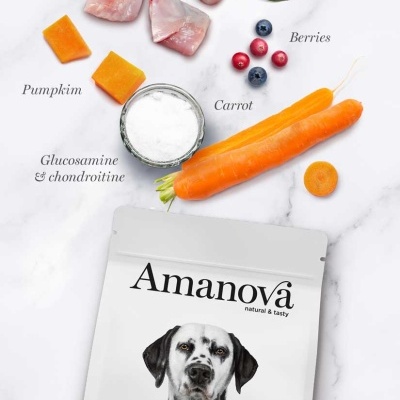Ingredientes frescos e embalagem de ração Amanova para cães com imagem de dálmata