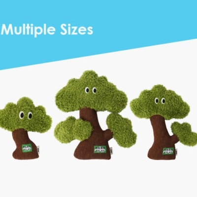 Três peluches de árvore em vários tamanhos com etiqueta RELAX