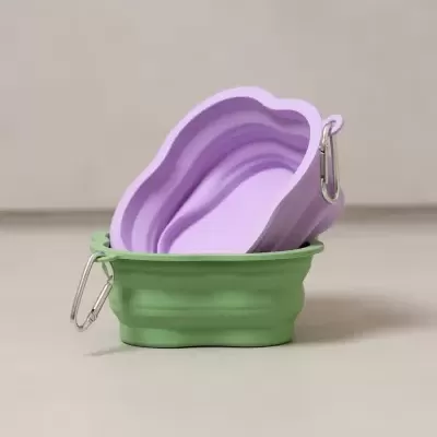 Recipientes dobráveis para animais de silicone verde e lilás com prendedores metálicos
