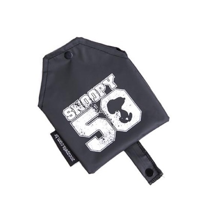 Capa preta com impressão Snoopy 50 e fechos de pressão