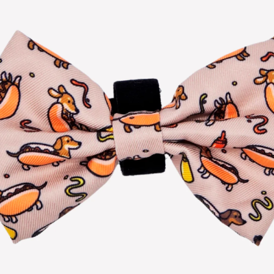 Laço para cabelo rosa com padrão de cães Dachshund e centro em veludo preto.