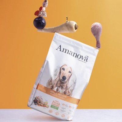 Pacote de ração para cães Amanova Adult Medium com ingredientes flutuantes ao fundo