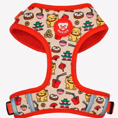 Peitoral para cão com padrão colorido de gatinhos da sorte e elementos asiáticos, acabamento vermelho, etiqueta DUKIER.