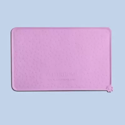 Tapete retangular rosa com textura e marca Amanova