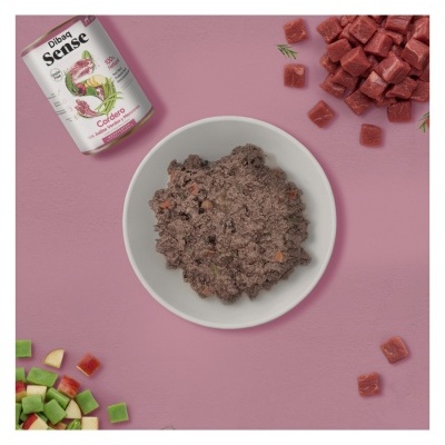 Comida húmida para animais com cordeiro e vegetais em prato branco e lata Dibaq Sense.