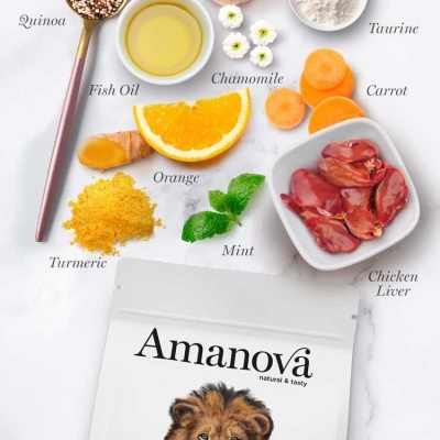 Ingredientes crus para comida de gato Amanova, peito de frango, coração de galinha, quinoa, óleo de peixe, camomila, taurina, cenoura, laranja, açafrão-da-terra, hortelã e embalagem com leão.