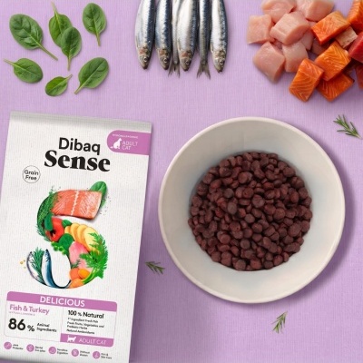 Comida para gato Dibaq Sense Fish & Turkey com peixes, cubos de peixe, espinafre e pellets em prato.
