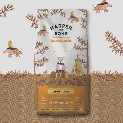Saco branco e castanho de ração para cães HARPER AND BONE com ilustrações de cão, tenda e animais voadores.