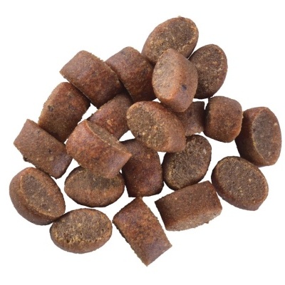 Ração para animais castanha escura em fundo branco