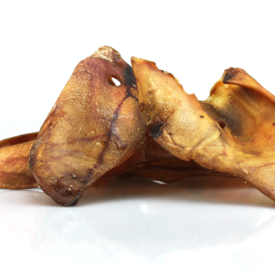 Orelhas de porco secas para animais sobre fundo branco