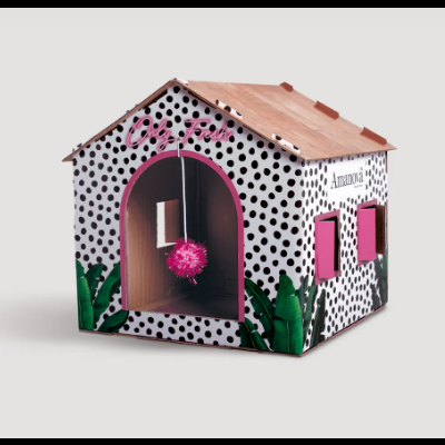 Casa para animais em cartão com padrão de bolinhas e detalhes cor-de-rosa