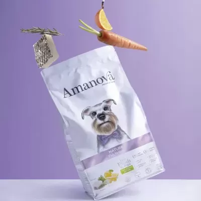 Embalaem de ração Amanova para cães com têndencia roxa e ingredientes naturais sobre fundo roxo.