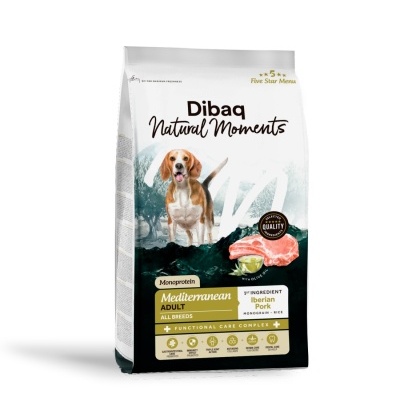 Embalagem branca, preta e verde de ração Dibaq Natural Moments com imagem de cão e pedaço de carne