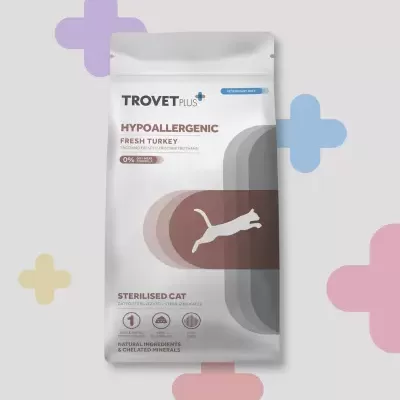 Embalagem de ração para gatos esterilizados com design branco, cinza e castanho claro.