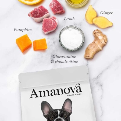 Ingredientes naturais e saco de ração Amanova para cães de paladar sensível sabor cordeiro.
