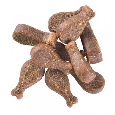 Snacks em forma de coxa de frango castanhos escuros com textura rugosa